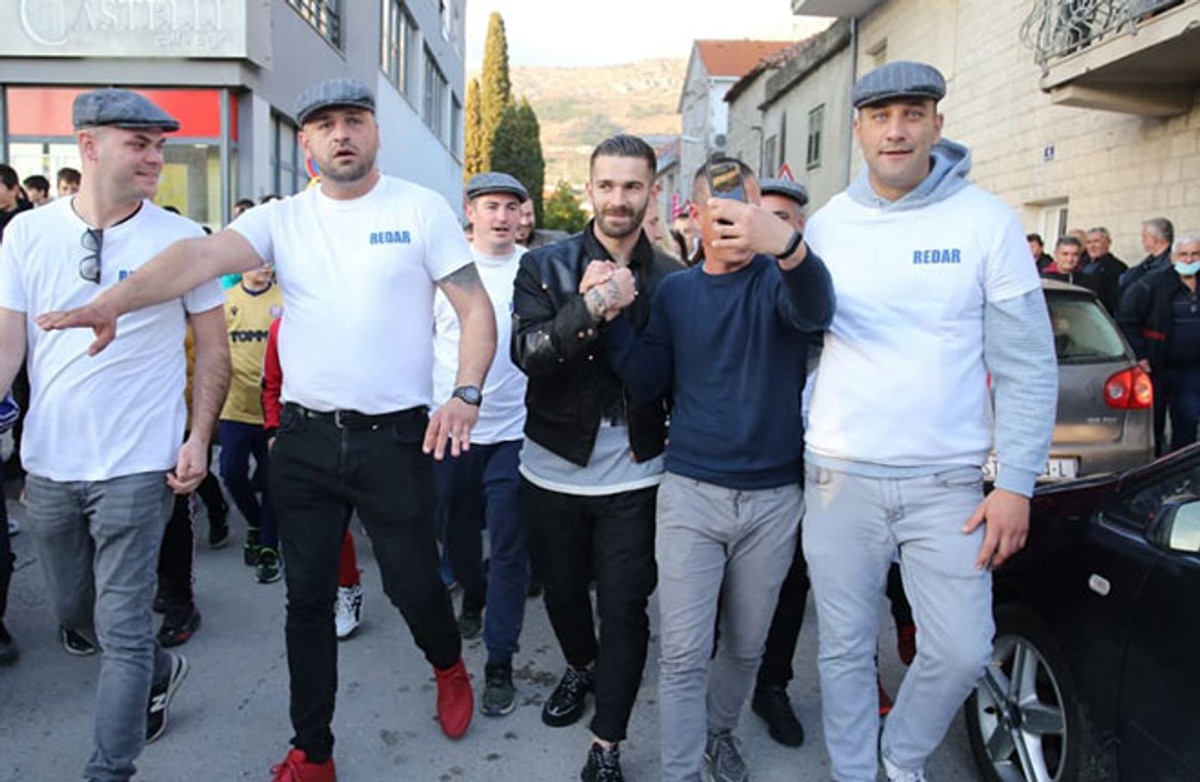 VIDEO I FOTOGALERIJA: Tisuće ljudi dočekalo Marka Livaju na otvaranju murala u Kaštel Kambelovcu