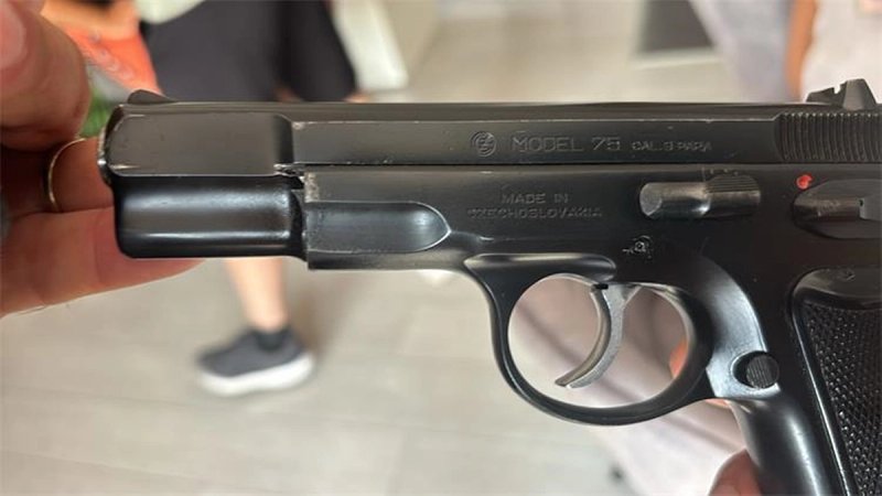 Pretres kuće u Drnišu: Oduzeti pištolj, spremnik i streljivo