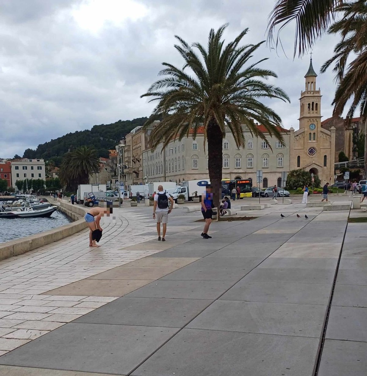 GOLOTINJA NA RIVI Usred dana se skinuo i skočio u more