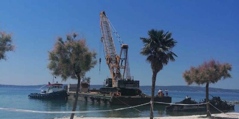 STIGLA POMGRADOVA DIZALICA Počelo uklanjanje olupina s plaže u Kaštelima