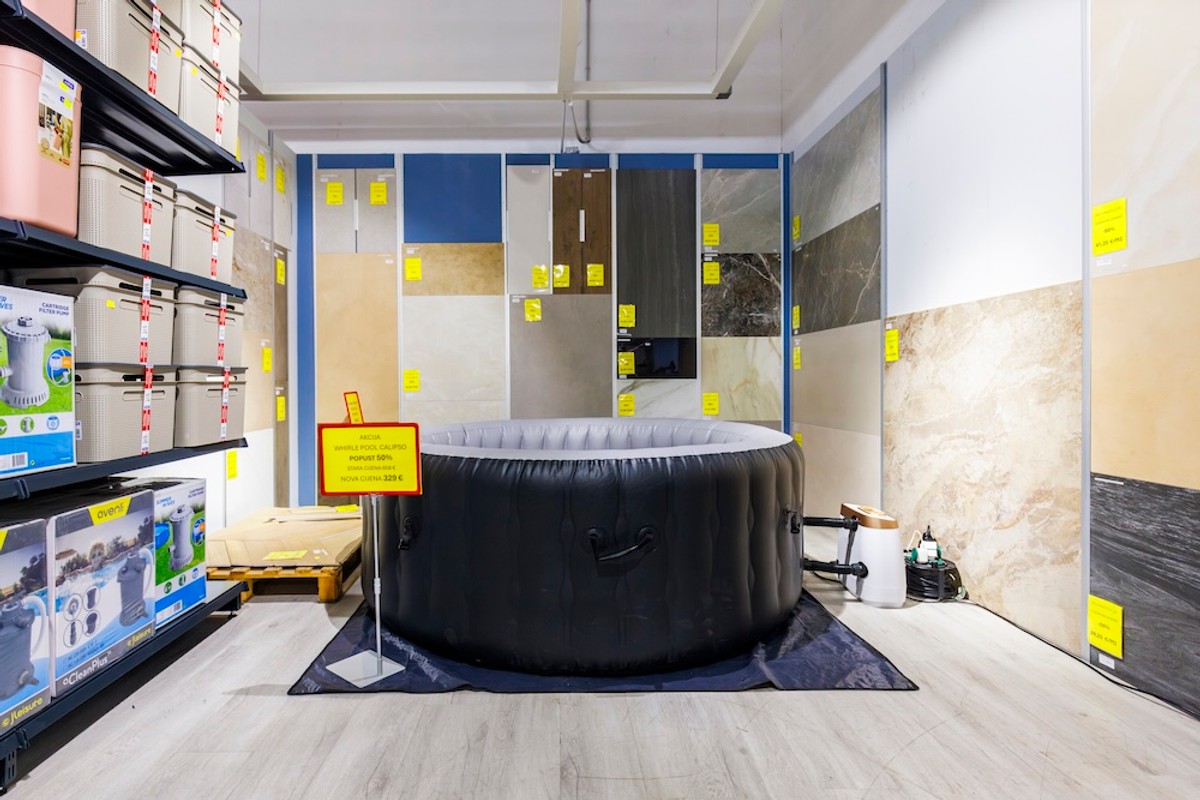 Kreće totalno ludilo u Kaštelima, poznati outlet šokirao niskim cijenama: Od danas imaju kućanske aparate, alat, bazene, jacuzzije...