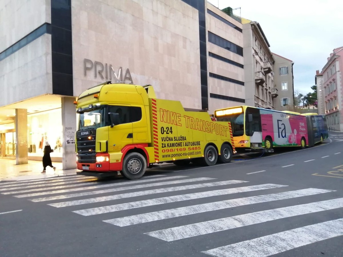 Autobus u kvaru | foto: Veljko Martinović