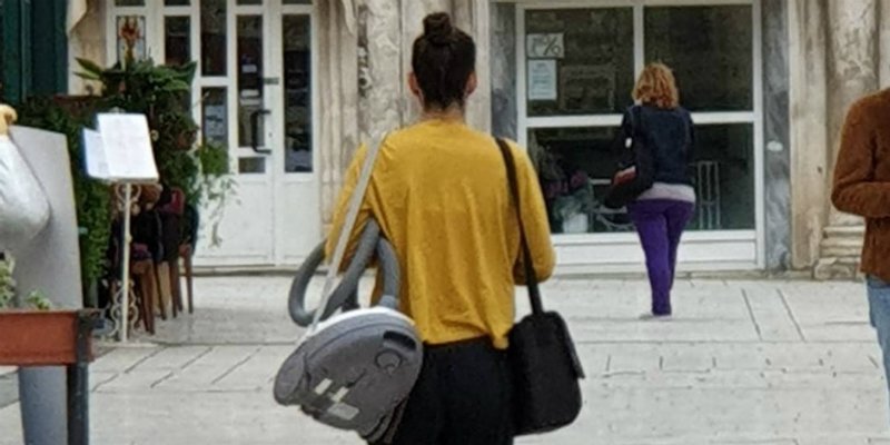 SA SPLITSKIH ULICA S usisivačem preko ramena prošetala Pjacom