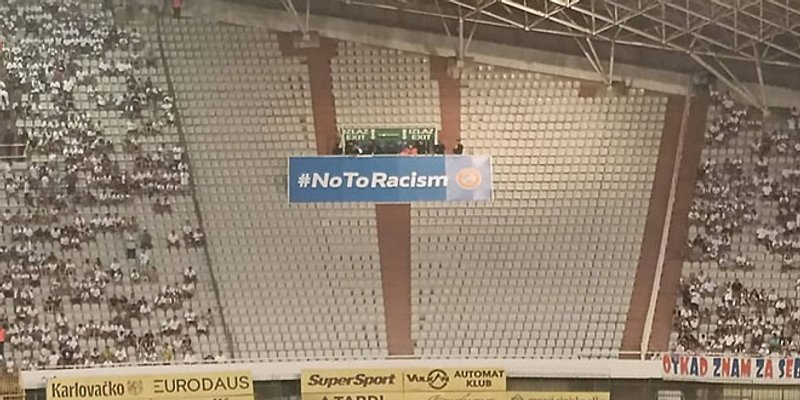Na ispražnjenom dijelu stadiona istaknuta poruka