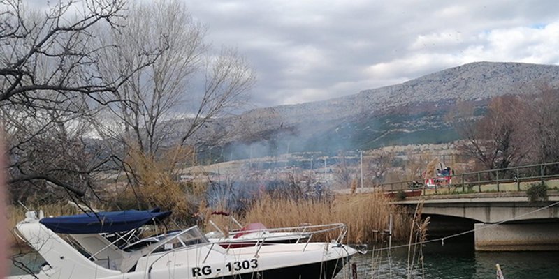 SPAŠENI I BRODOVI Požar kraj tračnica u Solinu