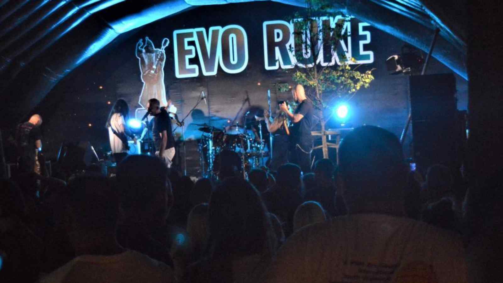 Radio uživo s Obrova, karikature i večernja svirka: Počinje 13. festival Evo ruke