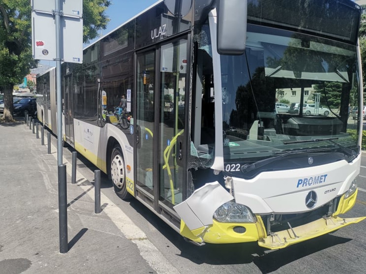 Sudar Prometovog autobusa i automobila, jedna putnica zatražila liječničku pomoć