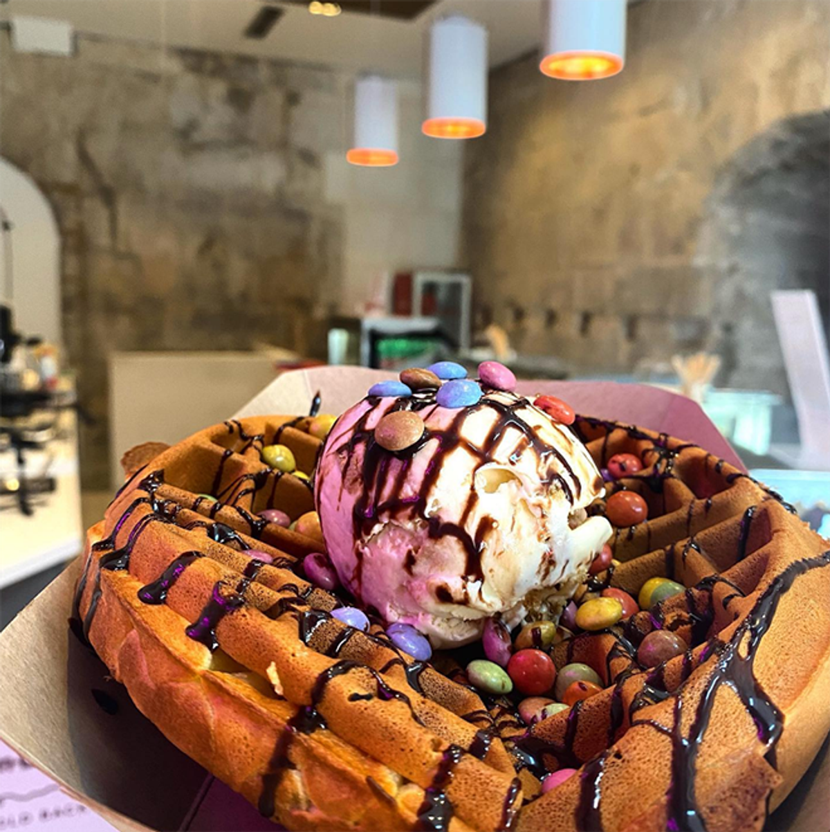 NAJUKUSNIJI I NAJUZBUDLJIVIJI POČETAK ŠKOLSKE GODINE Ove subote slastičarna Häagen-Dazs daruje mališane i školarce sladoledom i mađioničarskim showom!