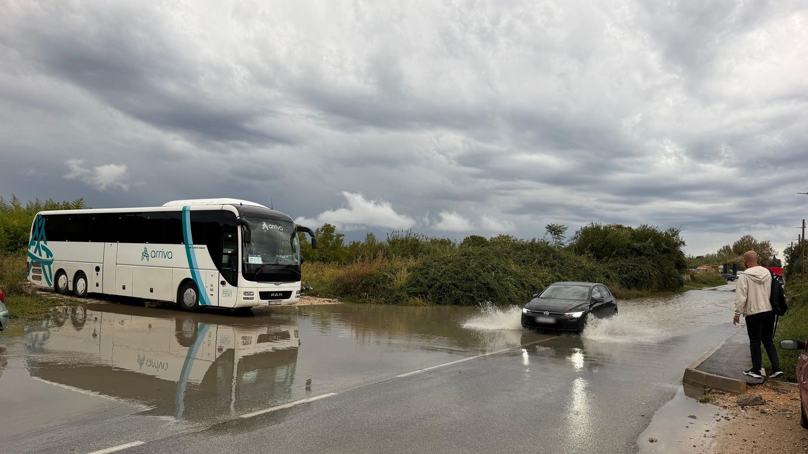 FOTO/VIDEO Nevjerojatni prizori na istoku grada: Obična kiša pretvorila cestu u jezero, jedva prolaze i kamioni!