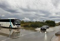 FOTO/VIDEO Nevjerojatni prizori na istoku grada: Obična kiša pretvorila cestu u jezero, jedva prolaze i kamioni!