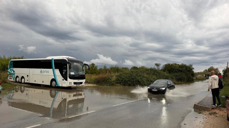 FOTO/VIDEO Nevjerojatni prizori na istoku grada: Obična kiša pretvorila cestu u jezero, jedva prolaze i kamioni!