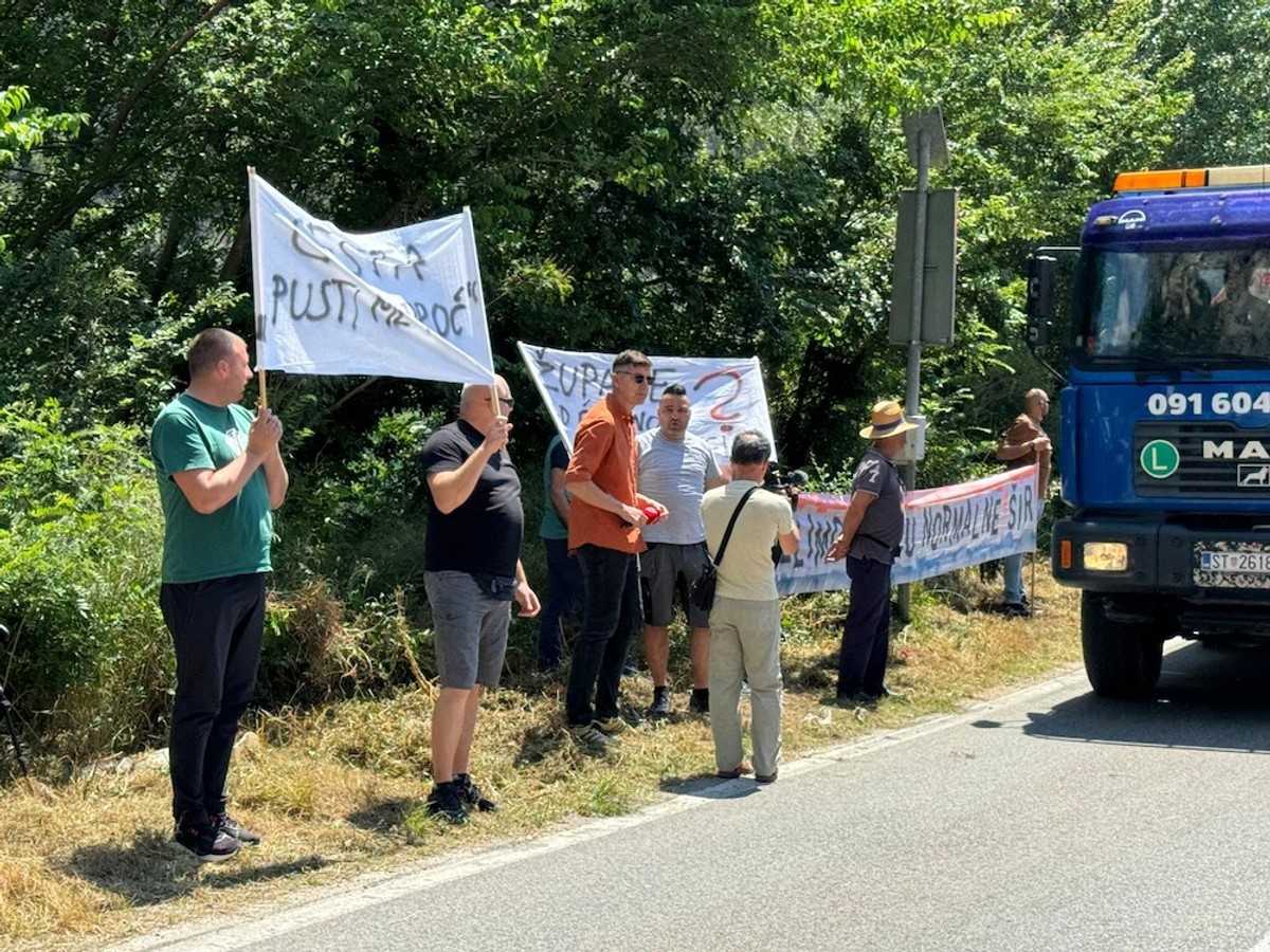 Prosvjed ispod mosta u Omišu | foto: Veljko Martinović
