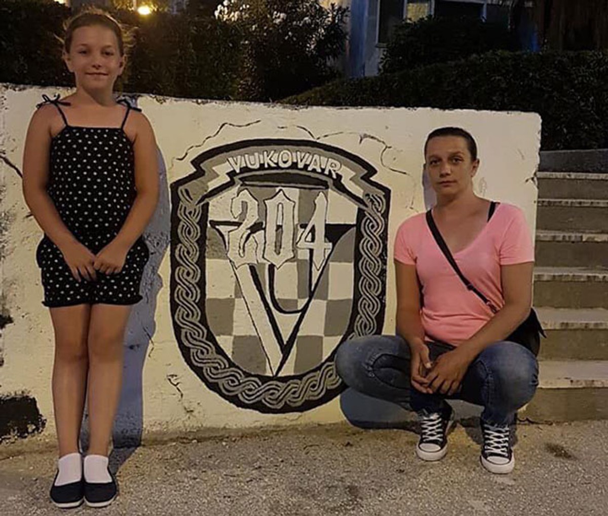 'Djevojčica u plavom kaputiću' večeras se zajedno s pripadnicima Torcide fotografirala ispred njoj posvećenog murala u Vukovarskoj ulici 
