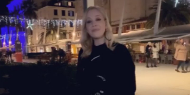 VIDEO Pogledajte kako je Jelena Rozga sa splitske Rive čestitala Božić