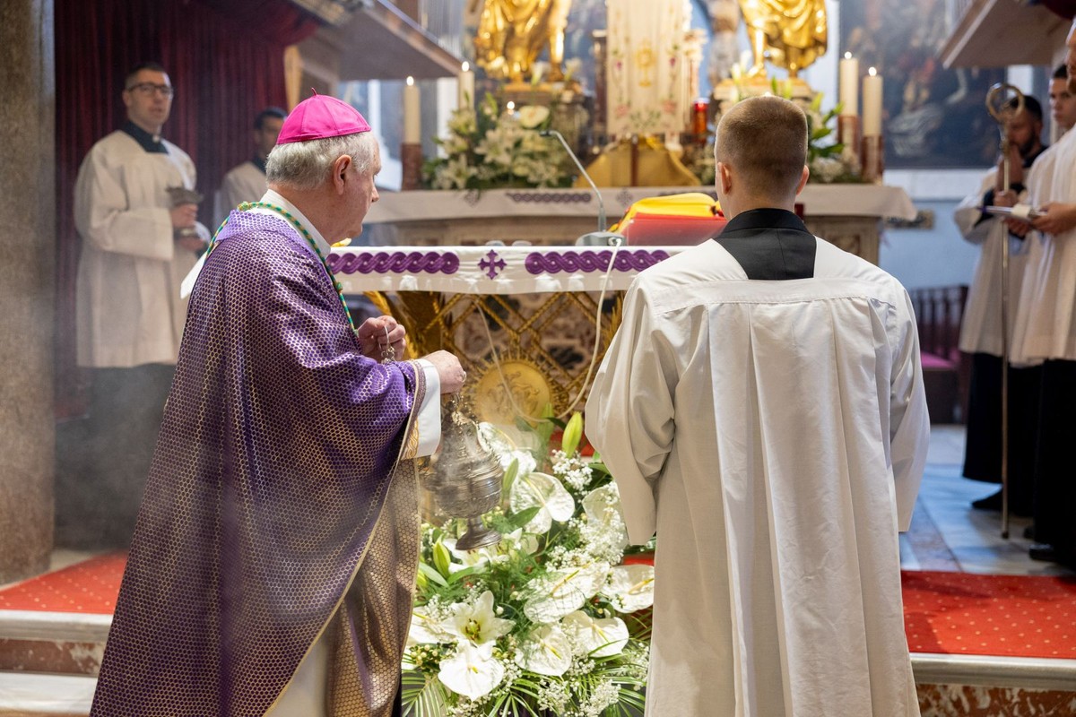 FOTOGALERIJA Misnim slavljem zaključeno četrdesetsatno klanjanje u splitskoj prvostolnici