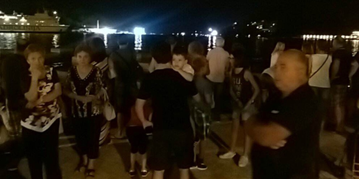 UŽIVO ISPRAĆAJ OLIVERA: Katamaran se otisnuo od obale uz pjesmu 'Vela Luka', brojni brodovi ga ispratili iz splitske luke