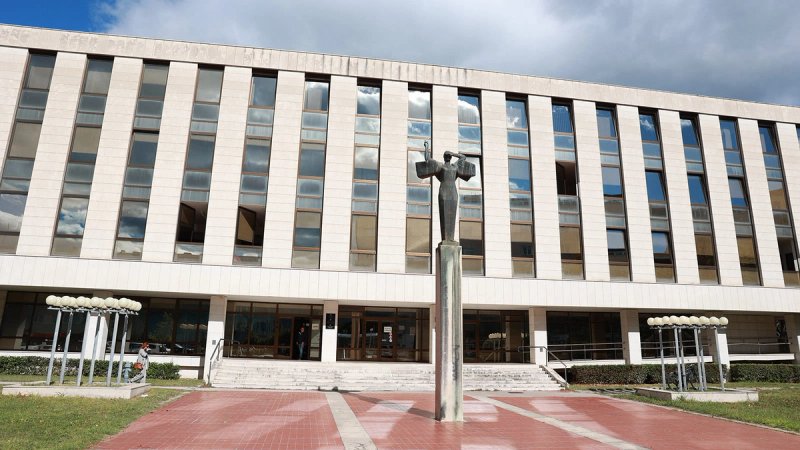 Tisuće sporova, milijunski troškovi i sumnjive punomoći: HOK i DORH istražuju odvjetnički dvojac zbog spornih tužbi protiv KBC-a Split