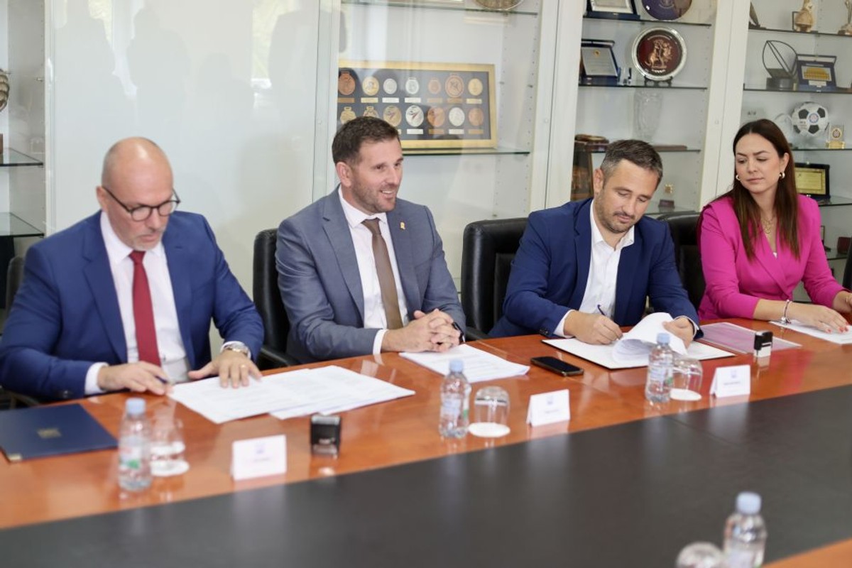 Modernizacija javne rasvjete, potpisivanje ugovora u Banovini | foto: Veljko Martinović