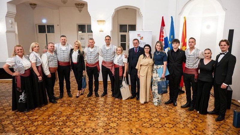FOTOGALERIJA Klapa 'Cetinjani' i Sinjsko pučko kazalište oduševili publiku u Bitoli