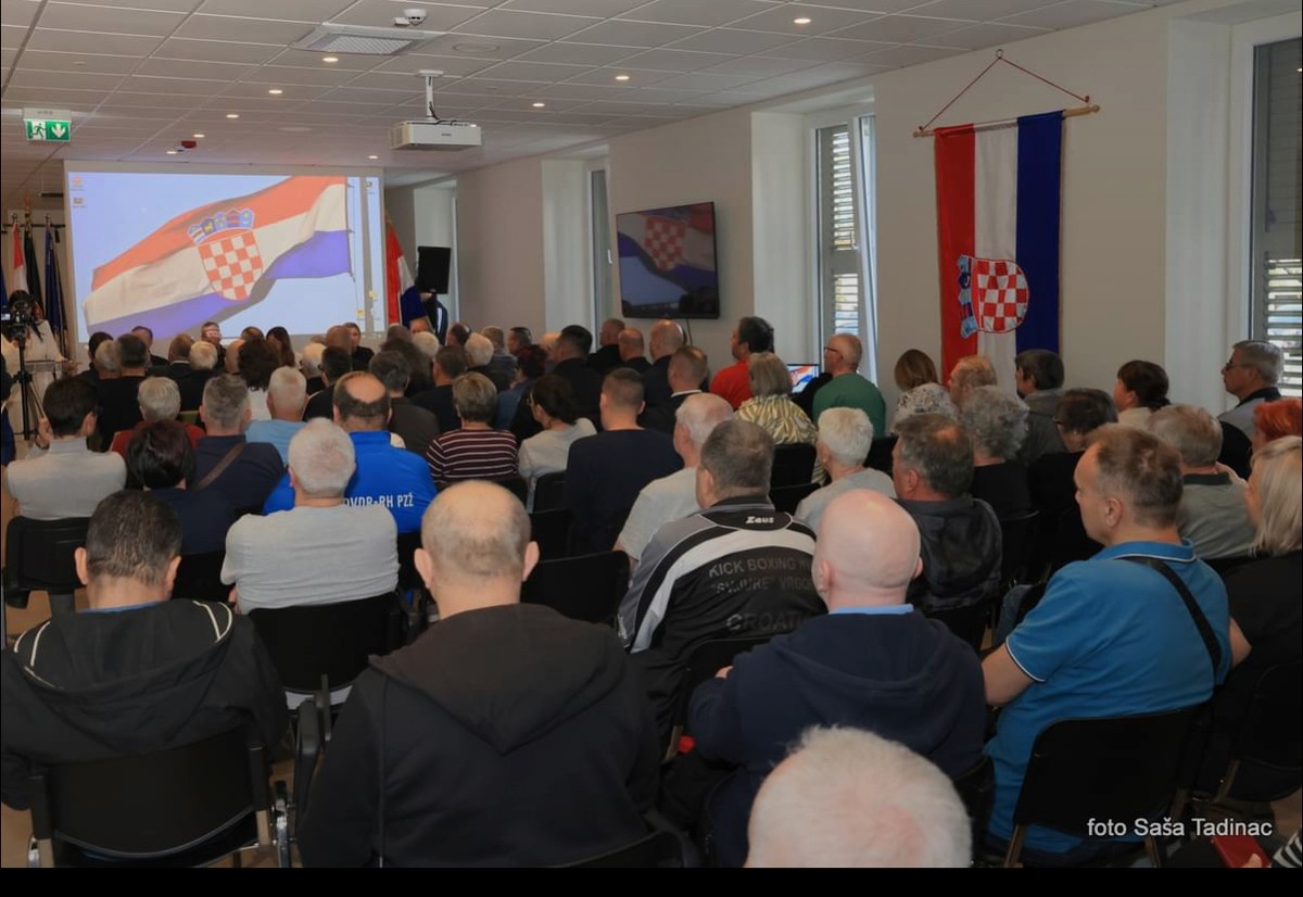 VETERANSKI CENTAR SINJ Predstavljena knjiga 'Zagonetka pobjede' Olivera Peze