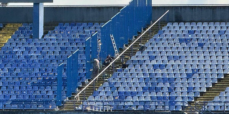 VIDEO Radnici na južnoj tribini Maksimira podižu ogradu!
