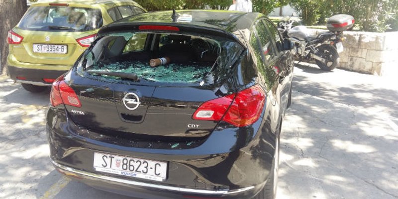 Automobil Zdravka Mamića u Splitu gađan bakljama!