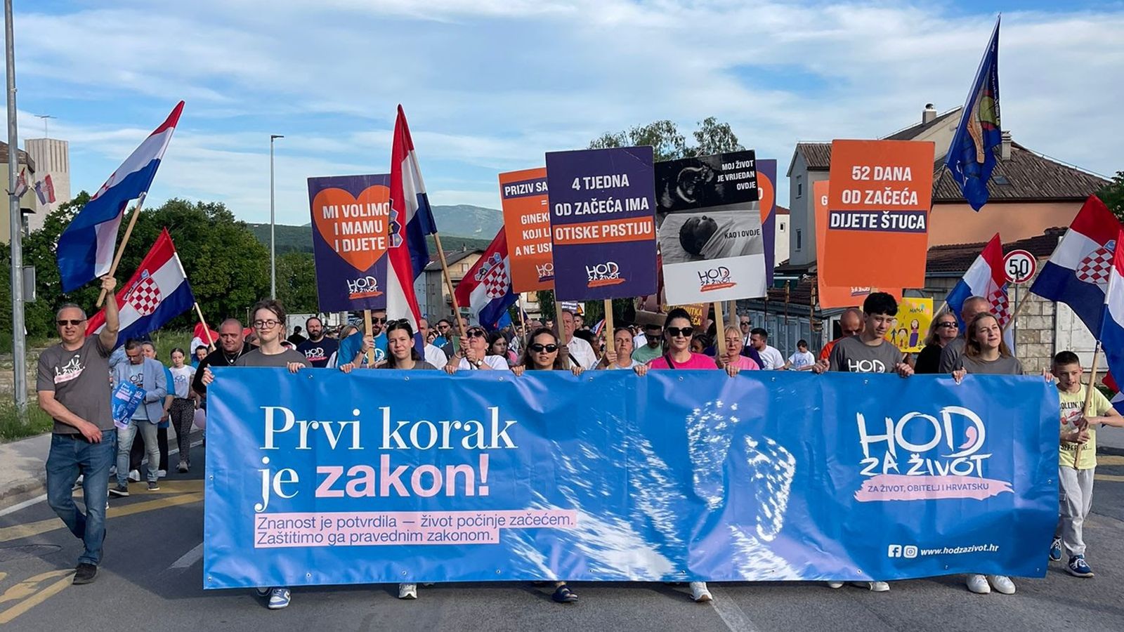 FOTOGALERIJA Hod za život u Kninu okupio sudionike uz poruke o zaštiti nerođenog života i izmjenama zakona