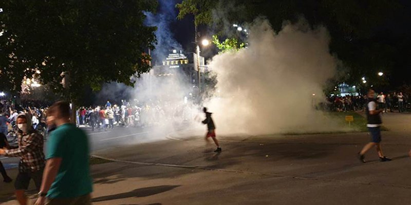 DRAMA U BEOGRADU Policija i prosvjednici mlatili se satima, ljudi ležali na cesti