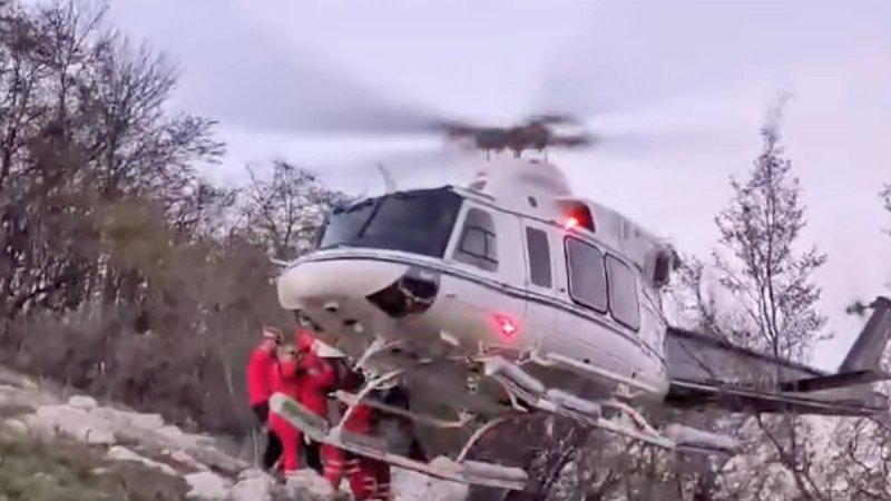 VIDEO Pogledajte snimku spašavanja paraglajdera koji je jučer pao ispod brda Medviđak