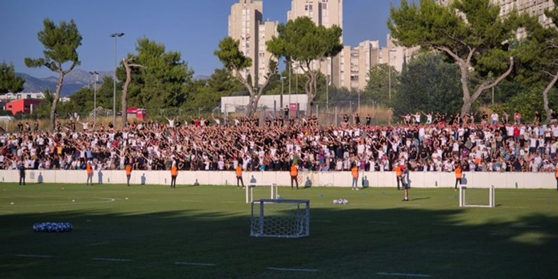 VIDEO: Pogledajte kako su navijači dočekali igrače Hajduka i što su im skandirali