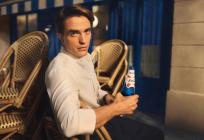 VIDEO: 1664 lansira kampanju 'Unquestionably good taste' s Robertom Pattisonom