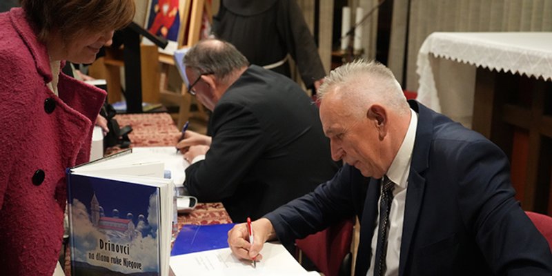 FOTO Predstavljena monografija 'Drinovci na dlanu ruke Njegove'