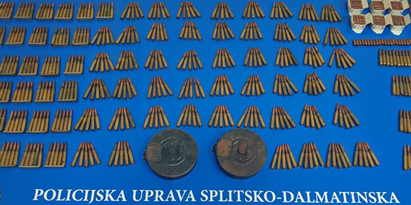 Policija ispred garaže u Splitu pronašla razasuto streljivo