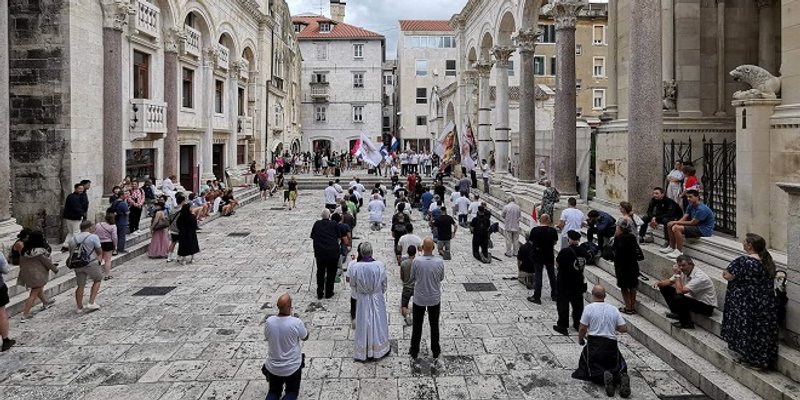 FOTO/VIDEO Katolički muževi i jutros na koljenima molili na Peristilu