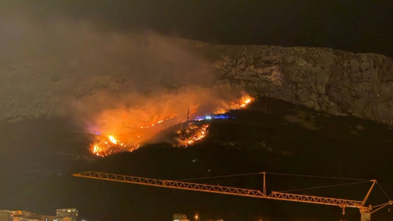 GOLEMA VATRENA BUKTINJA Vatrogasci proveli noć na požarištu u Solinu