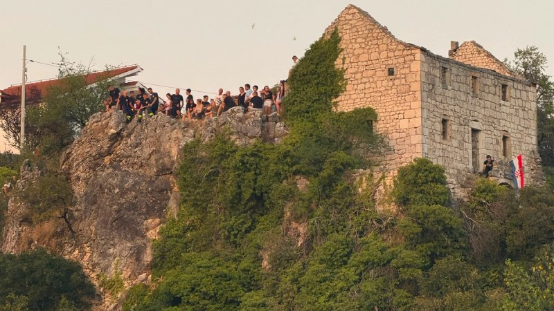 FOTO/VIDEO: THOMPSON U IMOTSKOM Bez ulaznice, ali s odličnim pogledom: Koncert će pratiti sa stijena i okolnih kuća