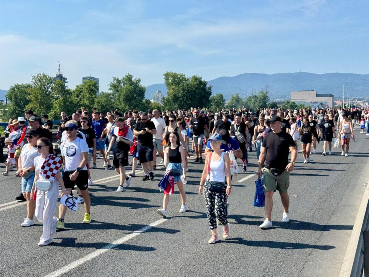 VIDEO: Rijeka ljudi ide na koncert, pjevaju 'Evo zore, evo dana' 