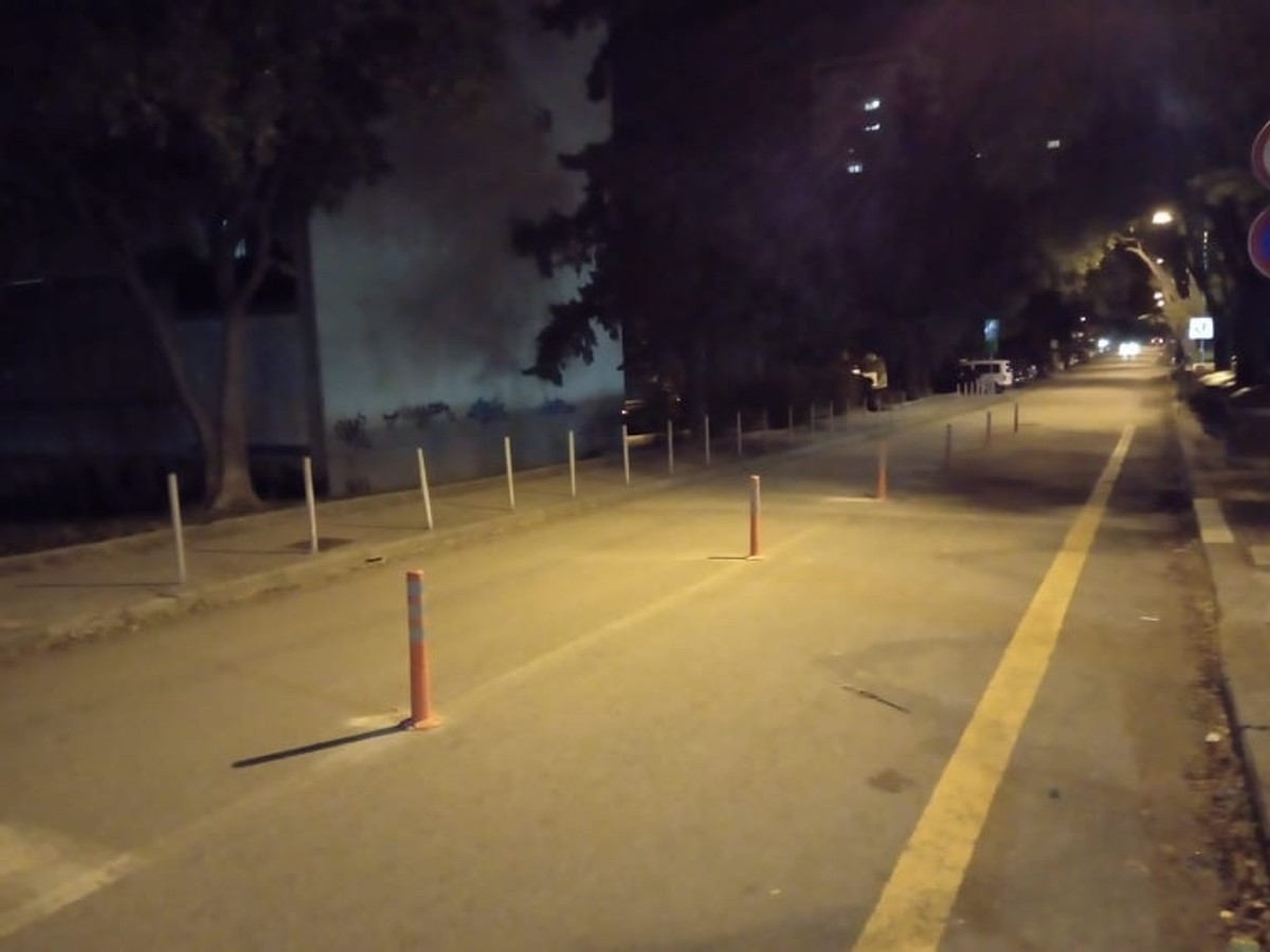 ODZVONILO PARKINGU NA CESTI: Gumeni stupići uz pazar na Plokitama