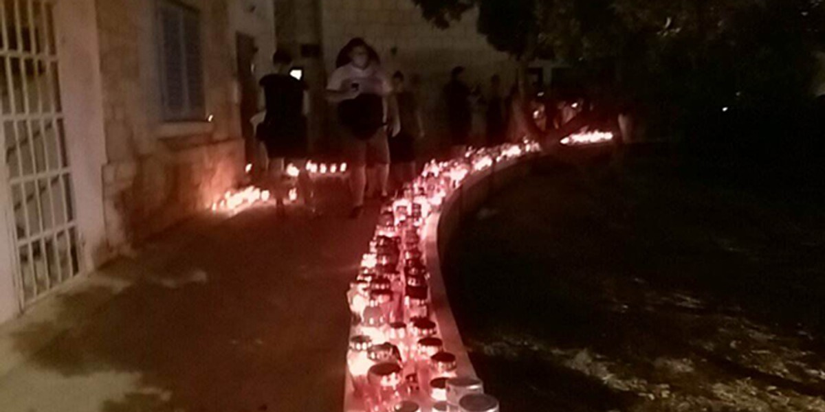 UŽIVO ISPRAĆAJ OLIVERA: Katamaran se otisnuo od obale uz pjesmu 'Vela Luka', brojni brodovi ga ispratili iz splitske luke