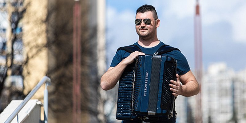 Poznati splitski harmonikaš oglasom za prodaju auta nasmijao mnoge