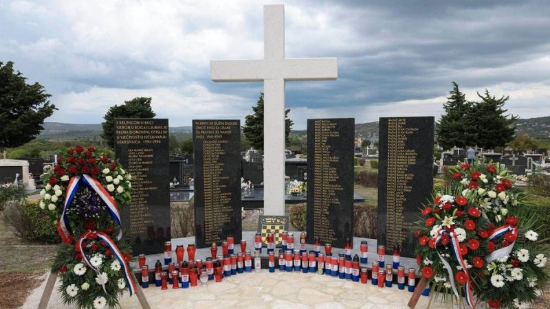 FOTOGALERIJA: U Lišanima Ostrovičkim otkriven spomenik žrtvama Domovinskog rata, Drugog svjetskog rata i poraća