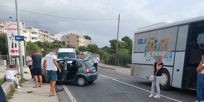 TEŠKA PROMETNA U DUĆAMA Sudarili se auto i autobus, dvoje prevezeno u bolnicu