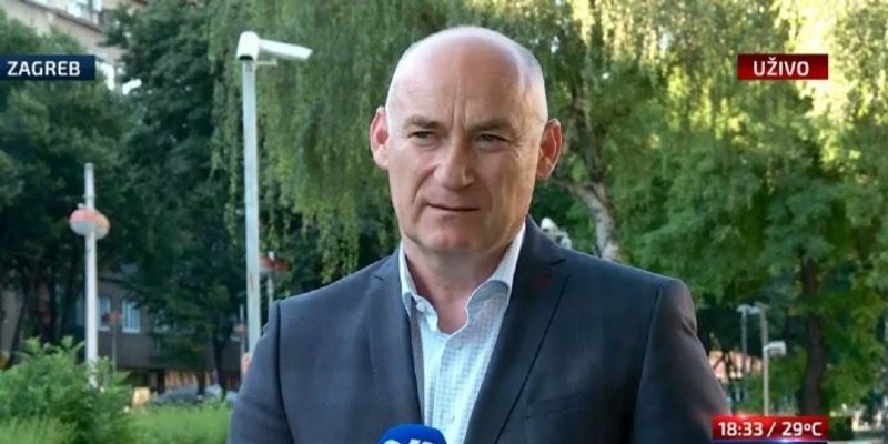 Trut: Navijači su zakrčili ceste, onda su glavinjali, pili i tukli se po terenu