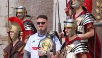 FOTOGALERIJA: UFC prvak Aspinall u dresu Hajduka pozdravio okupljene na Peristilu