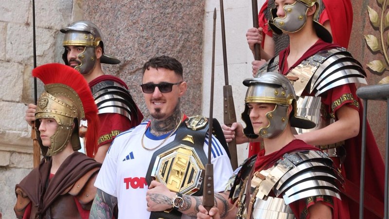 FOTOGALERIJA: UFC prvak Aspinall u dresu Hajduka pozdravio okupljene na Peristilu