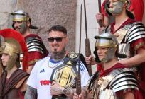 FOTOGALERIJA: UFC prvak Aspinall u dresu Hajduka pozdravio okupljene na Peristilu