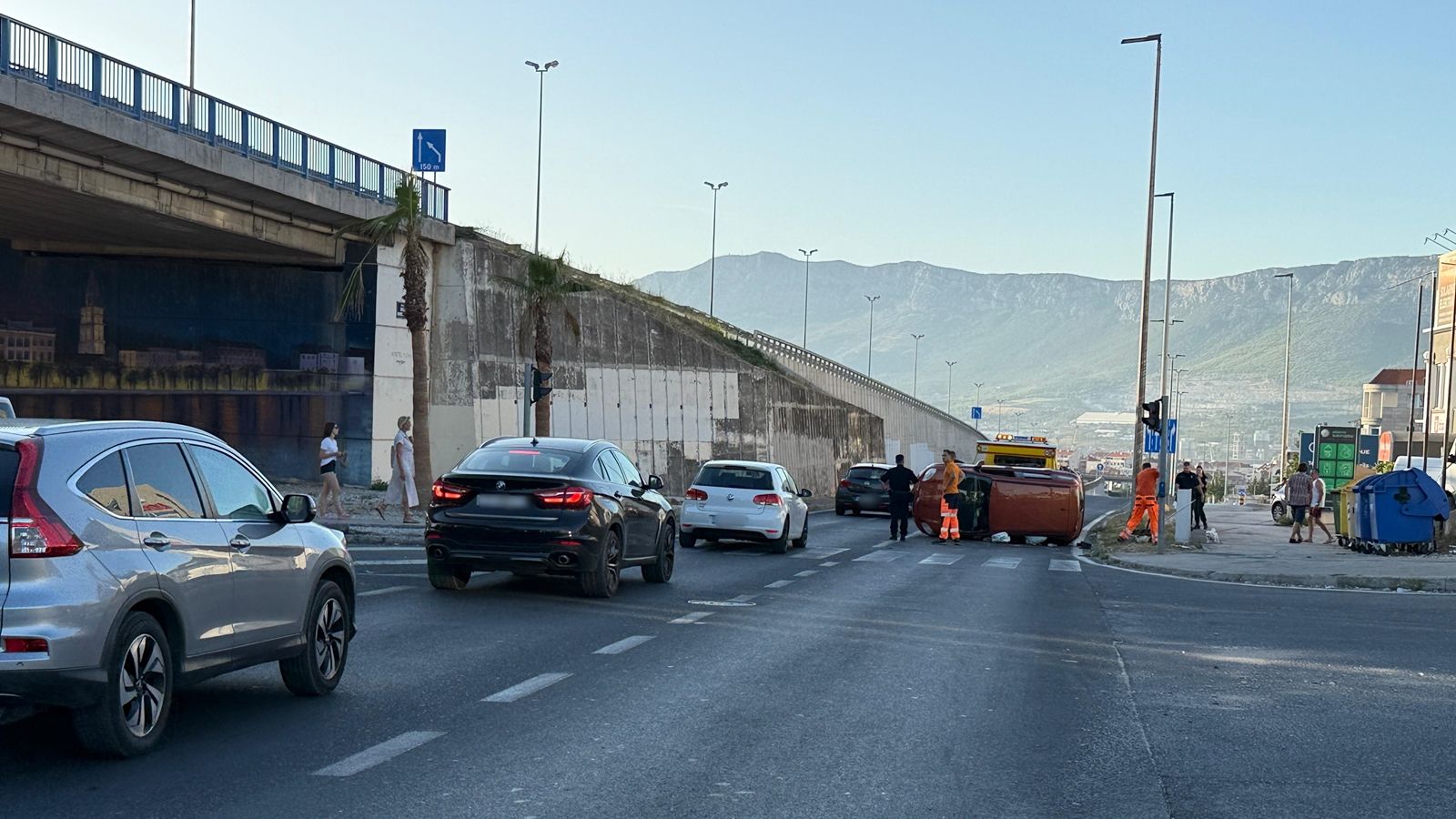 PROMETNA U SPLITU Automobil završio na boku