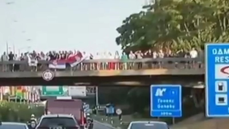 VIDEO Tijelo krvnika Ratka Mladića u Beogradu dočekano uz baklje i transparente