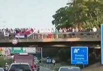 VIDEO Tijelo krvnika Ratka Mladića u Beogradu dočekano uz baklje i transparente