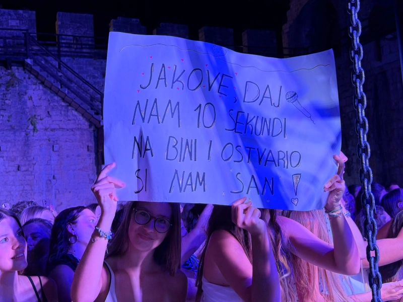 JOZINOVIĆ U TROGIRU Obožavateljice stigle s posebnom porukom
